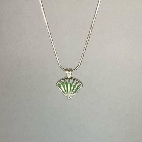 Green sea glass necklace in silver sea shell locket - Picture 1 of 2